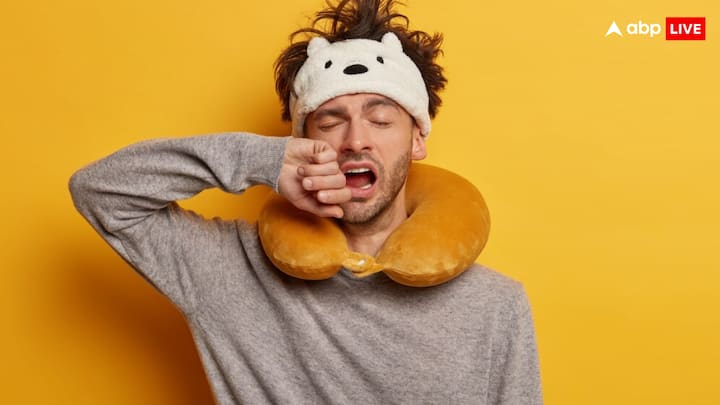 किसी भी व्यक्ति को सोने के लिए आंखों को बंद करना पड़ता है. बिना आंखों के बंद हुए नींद नहीं आती है. लेकिन क्या आप इसके पीछे साइंस जानते हैं.