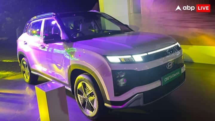 Hyundai Creta Electric First Photo: हुंडई क्रेटा इलेक्ट्रिक भारतीय बाजार में दस्तक देने के लिए तैयार है. ये इलेक्ट्रिक कार दो बैटरी पैक के साथ आने वाली है. ये ईवी कितनी रेंज देगी, यहां जानिए.