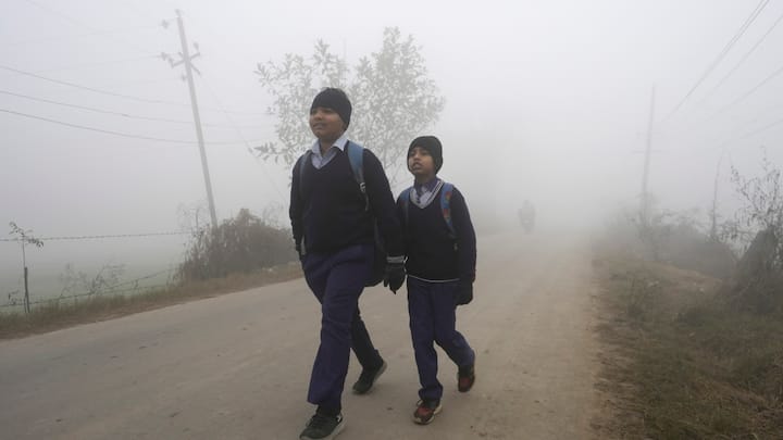 दिल्ली-एनसीआर समेत मैदानी क्षेत्रों में हुई बारिश की वजह से ठंड और ज्यादा बढ़ गई है. वहीं, आने वाले 5 दिनों में मौसम में कोई भी बदलाव नहीं होगा.