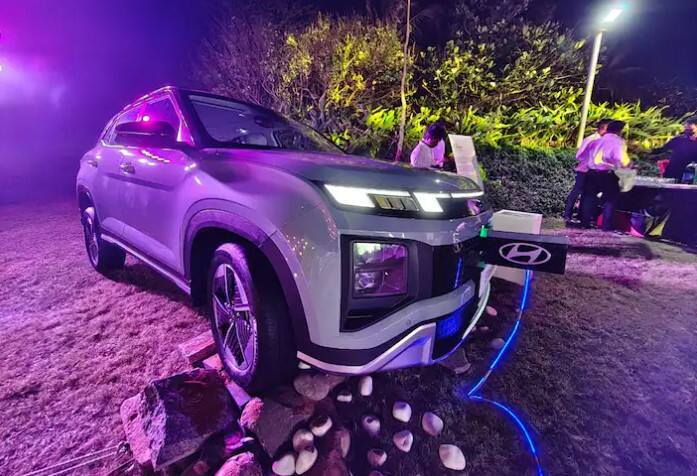 ਹੁੰਡਈ ਨੇ ਇਲੈਕਟ੍ਰਿਕ ਕਾਰ ਦੇ ਲਾਂਚ ਤੋਂ ਪਹਿਲਾਂ ਆਪਣੀ ਕਾਰ ਦੀ ਇੱਕ ਝਲਕ ਦਿਖਾਈ ਹੈ। ਇਸ ਕਾਰ ਦੀ ਕੀਮਤ ਵੀ 17 ਜਨਵਰੀ ਨੂੰ ਦੱਸੀ ਜਾਵੇਗੀ। ਇਸ ਹੁੰਡਈ ਇਲੈਕਟ੍ਰਿਕ ਕਾਰ ਦੇ ਮਿਡ-ਵੇਰੀਐਂਟ ਵਿੱਚ 42 kWh ਬੈਟਰੀ ਪੈਕ ਹੋਵੇਗਾ, ਜੋ 390 ਕਿਲੋਮੀਟਰ ਦੀ ਰੇਂਜ ਪ੍ਰਦਾਨ ਕਰੇਗਾ।