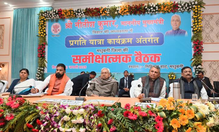 इस दौरान मुख्यमंत्री ने समीक्षा बैठक भी की, जहां जिले के लिए कई योजनाओं की घोषणा हुई. जिसमें से कुछ महत्वपूर्ण कार्यों में पहले मधुबनी जिले में कमला नदी से मरने कमला-पुरानी कमला-जीवछ नदी की इंटर लिंकिंग का कार्य किया जायेगा.