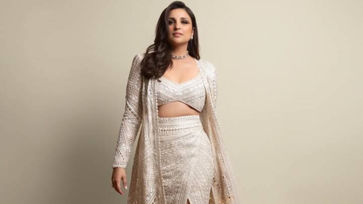 Parineeti Chopra opted for a hint of the ethnic vibe with a modern look with this indo-western wear with a white embroidered skirt, a bralette to match, and a cape jacket skimming her legs. Pairing the look with the choker necklace, smoky eyes, and long locks rounds off the look for switching to that standout winter party. (Image Source: Instagram/ parineetichopra)