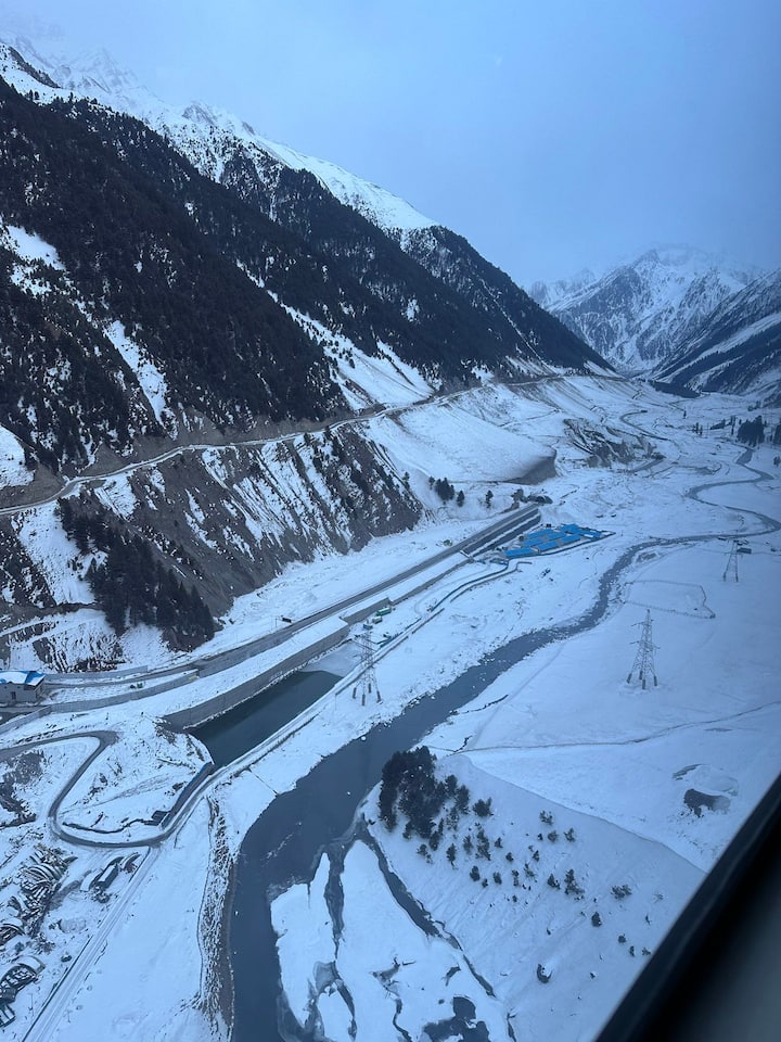 स्थानीय दुकानदार मोहम्मद युसूफ शेरा ने कहा, ‘‘यह अच्छी बात है कि जेड-मोड़ सुरंग जल्द ही खुल जाएगी, जिससे स्थानीय लोगों को बहुत फायदा होगा. सर्दियों में सोनमर्ग का नजारा बहुत खूबसूरत होता है, लेकिन सड़क बंद होने की वजह से पर्यटक नहीं आ पा रहे थे. हम इस सुरंग के लिए सरकार के आभारी हैं.’’ शेरा को विश्वास ​​है कि श्रीनगर और सोनमर्ग के बीच साल भर की कनेक्टिविटी इस जगह की वैश्विक अपील को बढ़ाएगी.