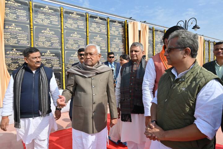 मनरेगा योजना के तहत जल संचय, खेल मैदान और चेक डैम जैसी परियोजनाओं का निरीक्षण करते हुए मुख्यमंत्री ने छात्रों की सांस्कृतिक प्रस्तुति की सराहना की. इसके साथ ही दुर्गीपट्टी विद्यालय की दीवारों पर मिथिला पेंटिंग की तारीफ की.