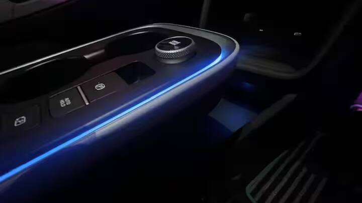 ఈ హ్యుందాయ్ ఎలక్ట్రిక్ కారు మిడ్ వేరియంట్ 42 కేడబ్ల్యూహెచ్ బ్యాటరీ ప్యాక్‌ను కలిగి ఉంటుంది. ఇది 390 కిలోమీటర్ల రేంజ్‌ను అందిస్తుంది.