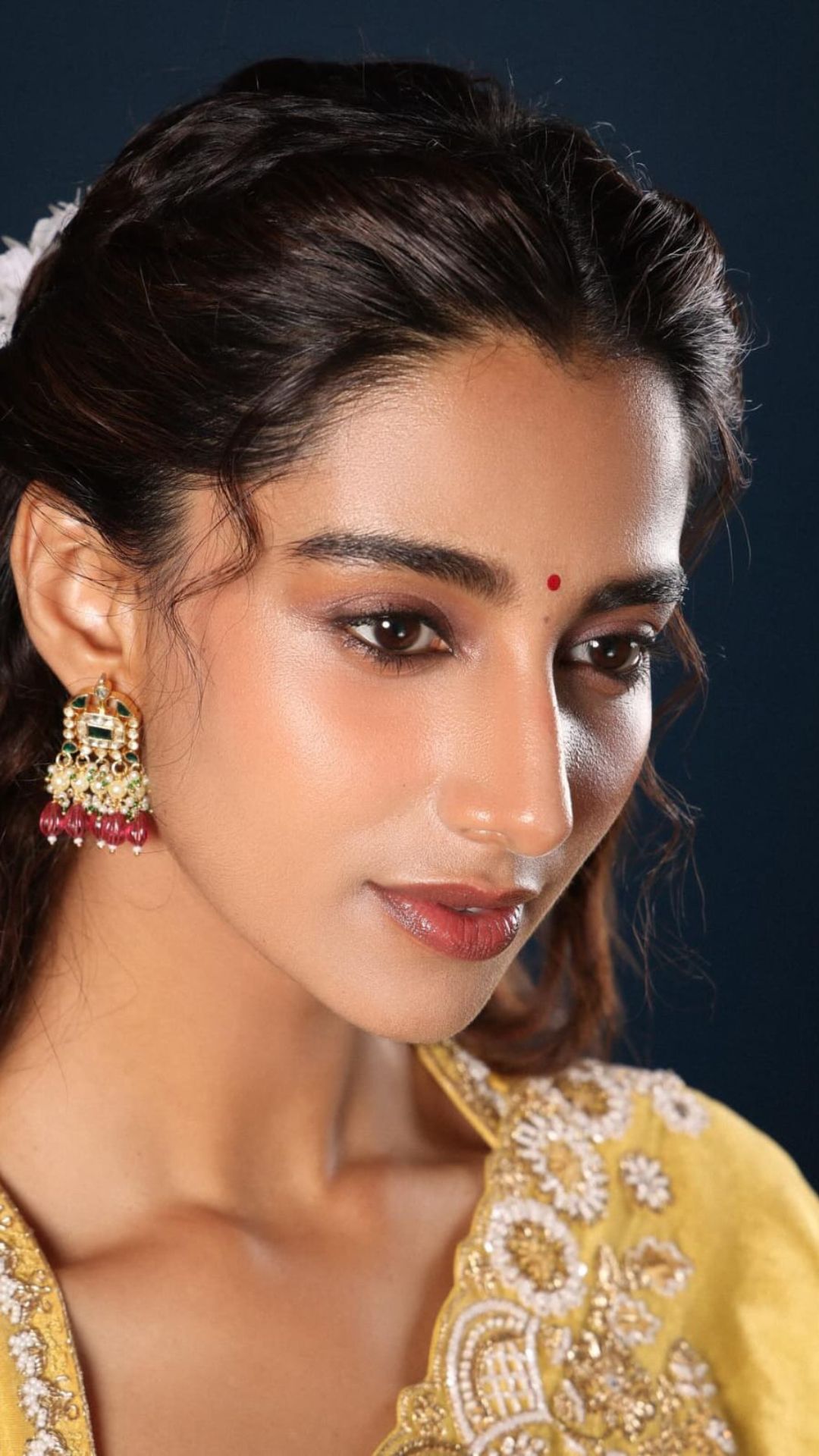 இவ்ளோ அழகா.!நடிகை மீனாட்சி சவுத்ரி சேலையில் அழகிய ஸ்டில்கள்..