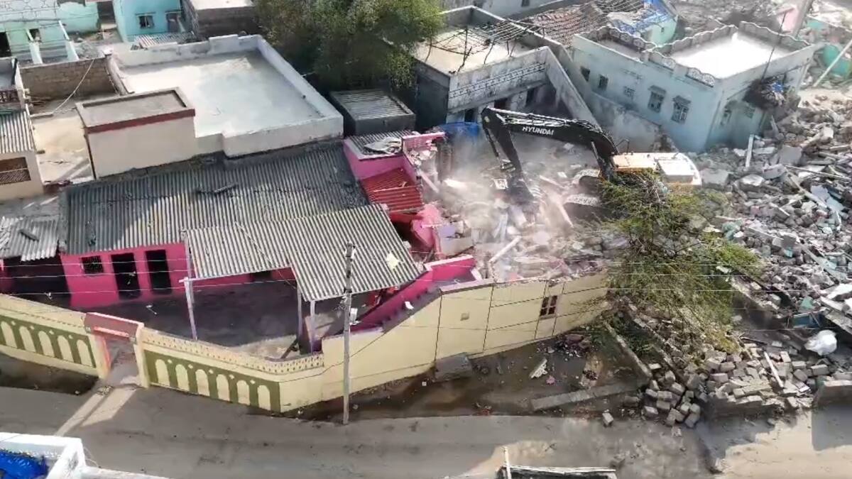 गुजरात के द्वारका में 3 दिन से जारी है बुलडोजर एक्शन, कई धार्मिक निर्माण भी गिराए गए