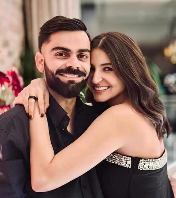 बॉलीवुड का खेल जगत से पुराना नाता रहा है. बी-टाउन की कई एक्ट्रेसेस ने फेमस क्रिकेटरों संग शादी की है. इस लिस्ट में शर्मिला टैगोर से लेकर अनुष्का शर्मा तक शामिल हैं. अनुष्का शर्मा और विराट कोहली ने घर बसाने से पहले सालों तक डेट किया था. दोनों के एक दूसरे संग रिश्ते में आने से पहले कई के साथ नाम भी जुड़े थे.