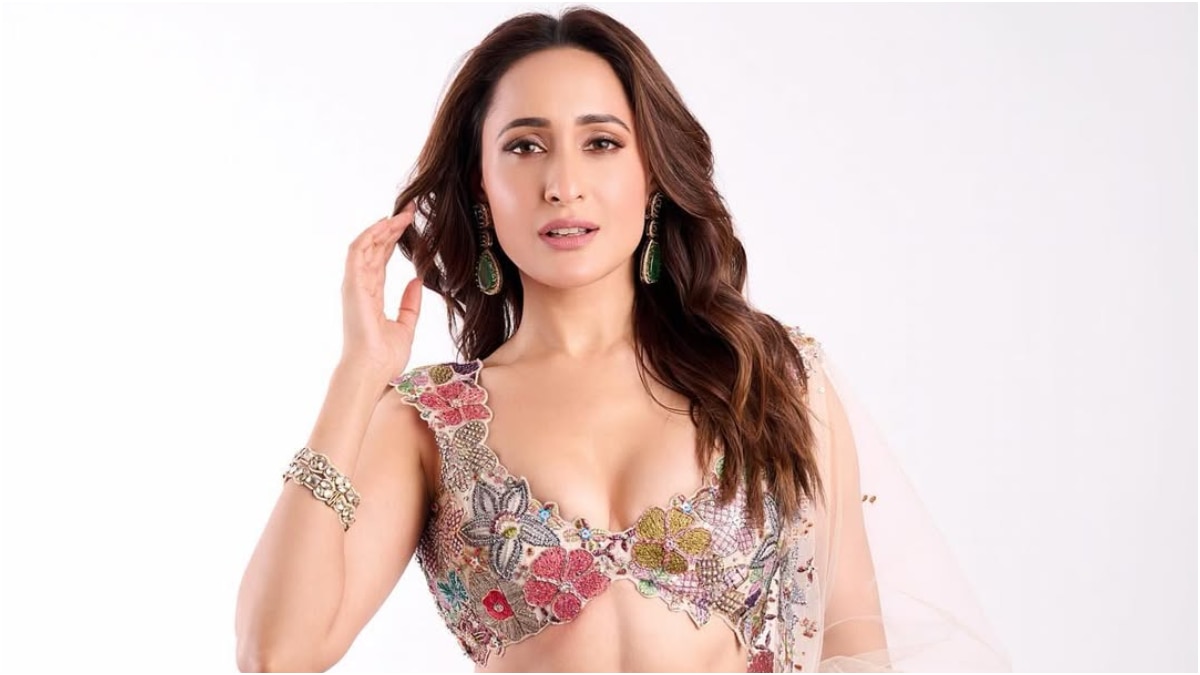 Pragya Jaiswal: 'డాకు మహారాజ్'లో ట్రెడిషనల్... ప్రమోషన్స్‌లో ఫుల్ గ్లామరస్ పటాస్