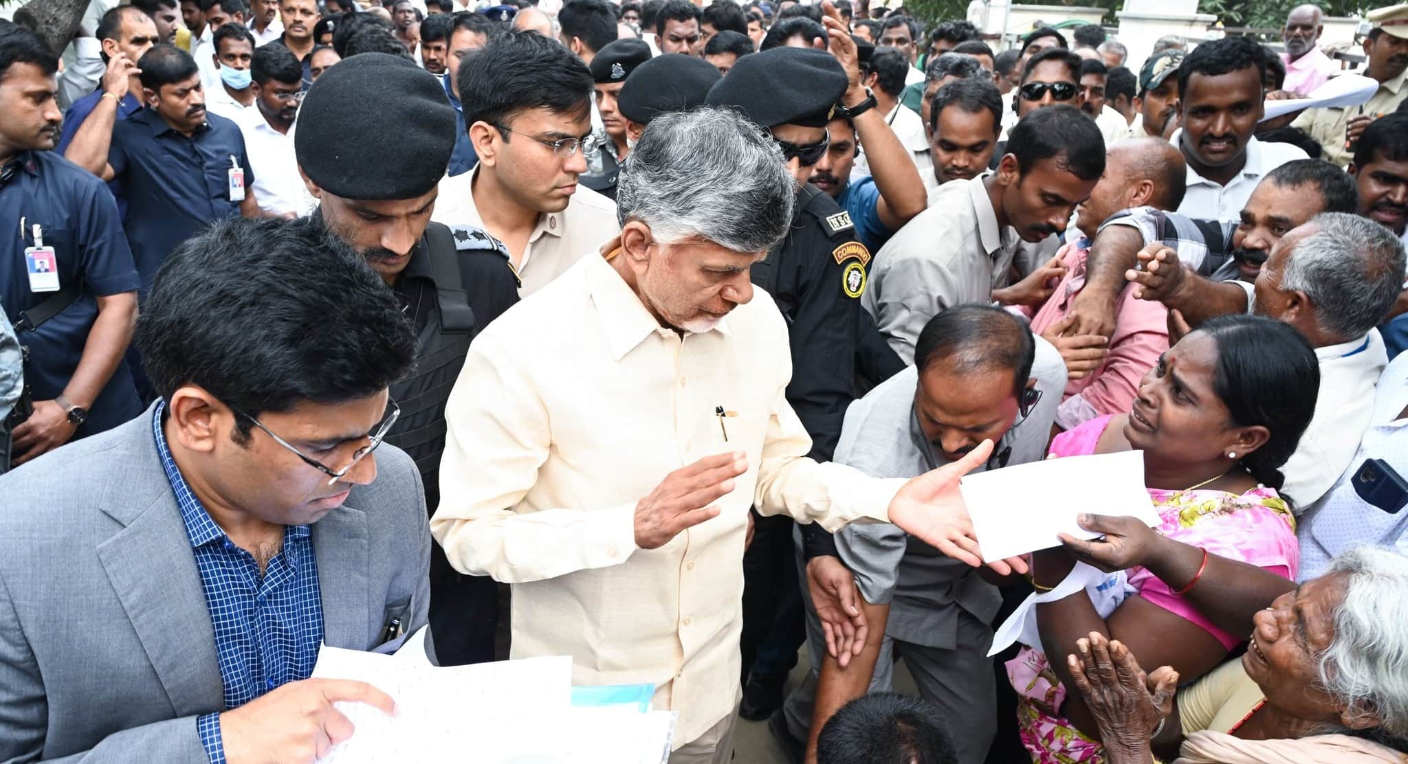 CM Chandrababu: సంక్రాంతి సంబరాల్లో సీఎం చంద్రబాబు ఫ్యామిలీ - సెంటర్ ఆఫ్ అట్రాక్షన్గా దేవాన్ష్, అభివృద్ధి పనులకు సీఎం శంకుస్థాపన