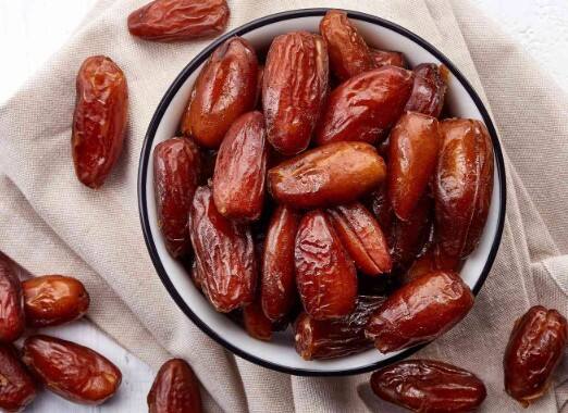 ખજૂરમાં શરીરને ઉર્જા પ્રદાન કરવાની અદ્ભુત ક્ષમતા હોય છે. તેમાં ગ્લુકોઝ અને સુક્રોઝ જેવી કુદરતી શર્કરા ભરપૂર માત્રામાં હોય છે. જો તમે દૂધ સાથે ખજૂર લો છો તો તે તમારા માટે ખૂબ જ ફાયદાકારક રહેશે.
