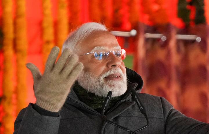 2,700 কোটি টাকারও বেশি ব্যয়ে সম্পন্ন করা প্রকল্পটিতে উন্নত নিরাপত্তার জন্য 7.5-মিটার-প্রশস্ত প্য়ারালাল এস্কেপ টানেলও রয়েছে। এটি শ্রীনগর এবং সোনামার্গের মধ্যে ভ্রমণের সময়কে উল্লেখযোগ্যভাবে হ্রাস করবে। যা যানবাহনগুলিকে 70 কিমি/ঘণ্টা গতিতে ভ্রমণের সুযোগ করে দেবে। আগে এই পাহাড়ি রাস্তায় যেতে ৩০ কিলোমিটারের বেশি বেগে গাড়ি যেতে পারত না।