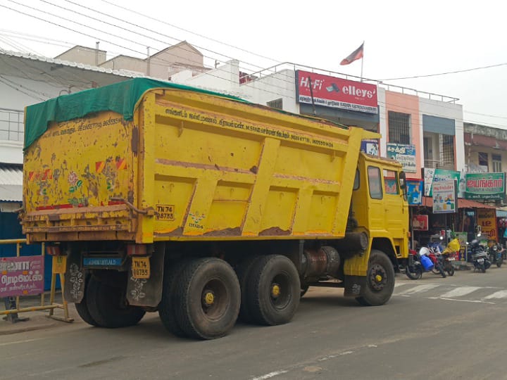 மண் கடத்தி வருவதாக லாரியை சிறைப்பிடித்த ஊர் மக்கள் - கரூரில் பரபரப்பு