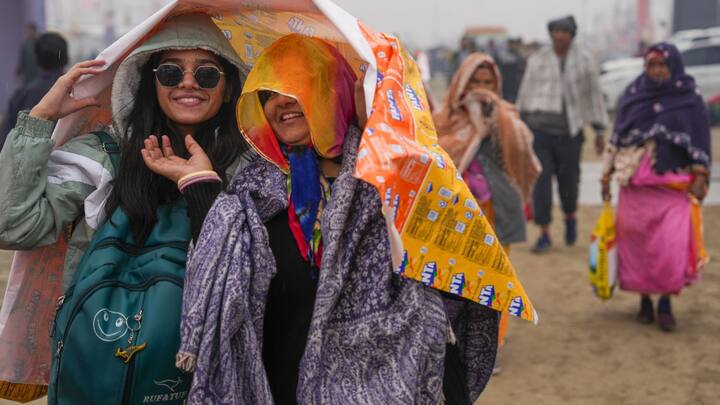 মকর সংক্রান্তির শাহি স্নানের আগে সঙ্গম তটে সাজো সাজো রব। সংক্রান্তির আগে সেজে উঠেছে গঙ্গাসাগরও। ডুব-সাগরে পুণ্য-ধন খুঁজতে এসেই চলেছে কাতারে কাতারে মানুষ।