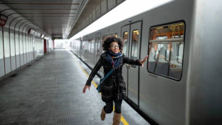 तो ऐसी स्थिति में भारतीय रेलवे की ओर से कोई मुआवजा नहीं दिया जाता. इसके अलावा अगर यात्री की अपनी ही गलती से उसकी मौत हो जाती है. जैसा देखा गया है अक्सर कि कई बार यात्री भागते हुए ट्रेन पकड़ने के चक्कर में गिर जाते हैं. और उनकी जान चली जाती है, तो भी मुआवजा नहीं मिलता.