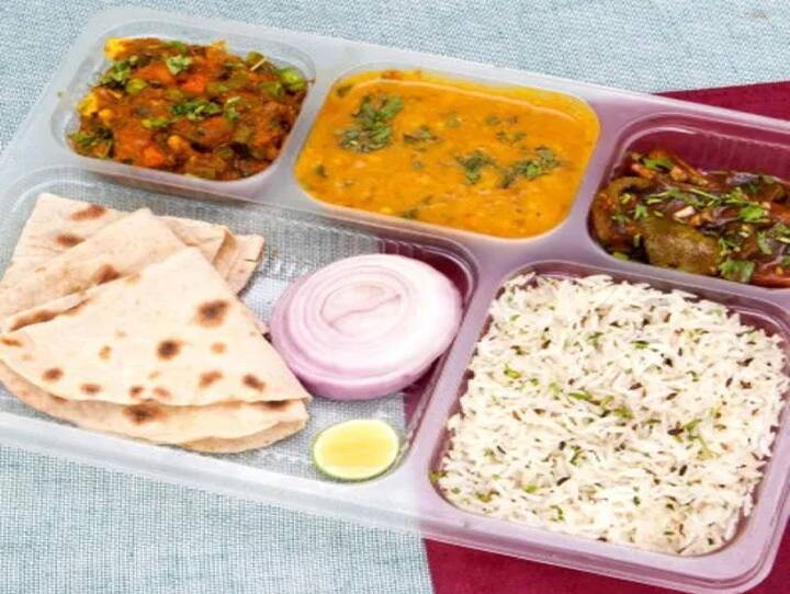 આ સિવાય તમે રેલમિત્ર દ્વારા પણ ફૂડ ઓર્ડર કરી શકો છો. તમે રેલમિત્રના વોટ્સએપ નંબર પર મેસેજ મોકલીને ફૂડ ઓર્ડર કરી શકો છો. રેલવે મુસાફરો વોટ્સએપ નંબર 8102888222 પર મેસેજ મોકલી શકે છે.