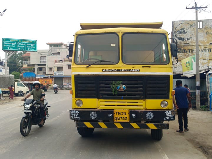 மண் கடத்தி வருவதாக லாரியை சிறைப்பிடித்த ஊர் மக்கள் - கரூரில் பரபரப்பு