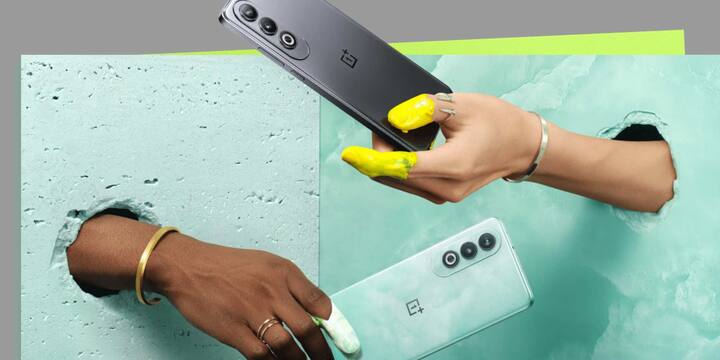 यह स्मार्टफोन तीन खूबसूरत रंगों में उपलब्ध है जिसमें Obsidian Midnight, Mercurial Silver और Oasis Green शामिल है.