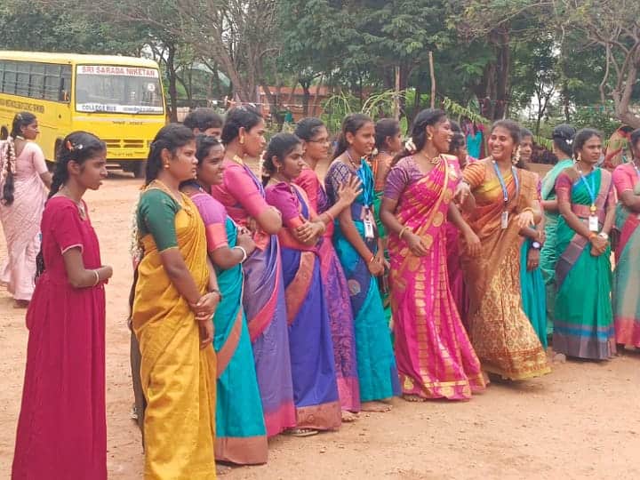 கரூர் கோடங்கிபட்டி  கல்லூரியில் களைகட்டிய பொங்கல் விழா