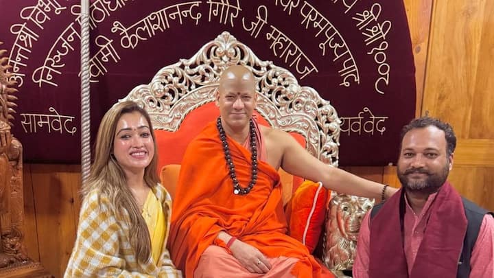 इस तस्वीर में हर्षा आचार्य महामण्डलेश्वर स्वामी श्री कैलाशानंदगिरी के साथ देखी जा सकती हैं.