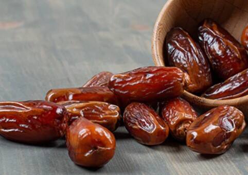 ખજૂર ખાવાથી બ્લડ સર્ક્યુલેશન વધે છે અને હૃદય અને મગજ પણ મજબૂત બને છે. ખજૂર ખાવાથી પાચનતંત્ર સ્વસ્થ રહે છે કારણ કે તેમાં દ્રાવ્ય ફાયબર ભરપૂર માત્રામાં હોય છે અને તેમાં એમિનો એસિડ પણ જોવા મળે છે. ખૂજરનું સેવન આંખો માટે પણ ફાયદાકારક છે.