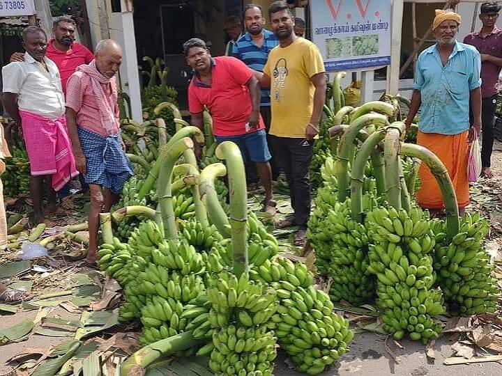 பொங்கலை முன்னிட்டு கரூரில் பூக்கள், வாழைத்தார் விலை கிடு கிடுவென உயர்வு
