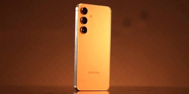 कैमरे की बात करें, तो इसमें 50MP+10MP+12MP का ट्रिपल रियर कैमरा सेटअप है, जबकि 12MP का फ्रंट कैमरा सेल्फी और वीडियो कॉलिंग के लिए दिया गया है.