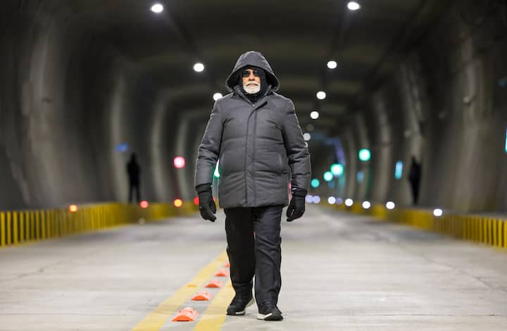 सोनमर्ग, जो पहले सर्दियों में यातायात की बाधाओं का सामना करता था, अब पर्यटकों के लिए एक आकर्षक गंतव्य बन सकता है. करीब 12 किलोमीटर लंबी इस परियोजना का निर्माण 2,700 करोड़ रुपये से अधिक की लागत से किया गया है.