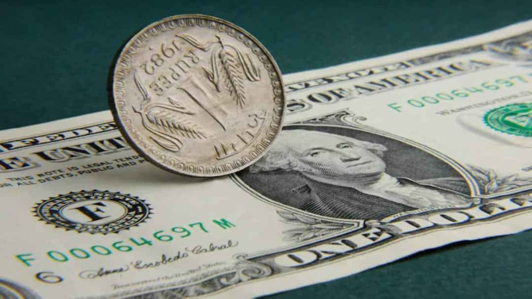 Rupee At Life Time Low: రూపాయి విలువ ఎందుకు పడిపోతుంది - అది మనల్ని ఎలా ప్రభావితం చేస్తుందో తెలుసా? Rupee hits life time low against us dollar why inr value is eroding rapidly impacts on you Rupee At Life Time Low: రూపాయి విలువ ఎందుకు పడిపోతుంది - అది మనల్ని ఎలా ప్రభావితం చేస్తుందో తెలుసా?