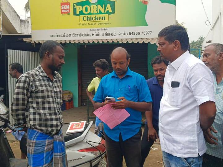 Karur news Villagers people lorry carrying soil tnn மண் கடத்தி வருவதாக லாரியை சிறைப்பிடித்த ஊர் மக்கள் - கரூரில் பரபரப்பு