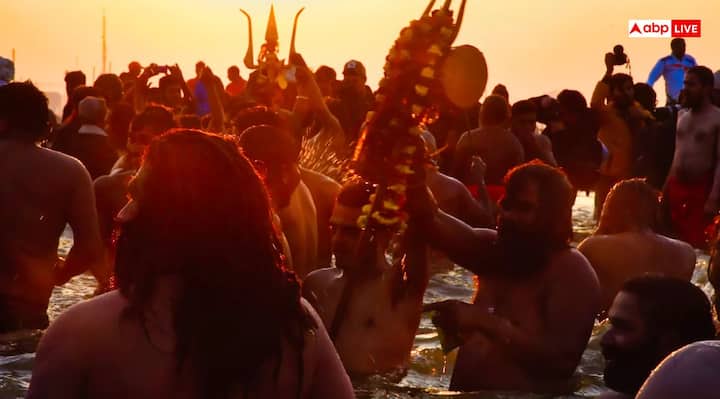 Sun, Moon and Saturn are transiting in Capricorn and Aquarius. This combination of planets happened at the time of Devasur battle. Also, due to the position of Sun and Moon in Shravan Nakshatra Siddhi Yoga and exalted Venus and Saturn in Aquarius, taking Maha Kumbh bath will prove to be extremely beneficial.