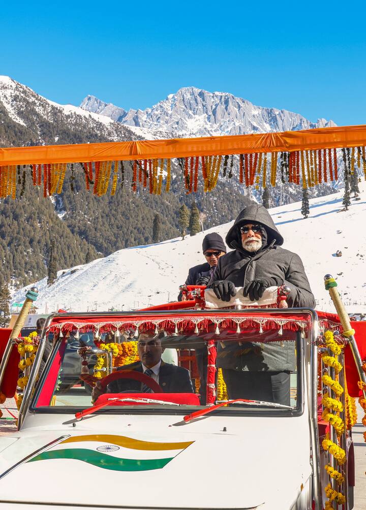 প্রতিরক্ষা, অর্থনীতির জন্য কৌশলগত গুরুত্ব বাড়াবে এই টানেল। এই উদ্বোধনী অনুষ্ঠানে উপস্থিত ছিলেন কেন্দ্রীয় পরিবহণ মন্ত্রী নীতীন গড়করি। তিনি বলেছেন, এই  টানেলে প্রতি ঘণ্টায় 1000 যানবাহন চলার ক্ষমতা রয়েছে। বিশেষ করে সশস্ত্র বাহিনীর জন্য অত্যন্ত কৌশলে তৈরি করা হয়েছে এই টানেল। তুষারপাত সংক্রান্ত ঝুঁকি কমিয়ে জীবন রক্ষা করবে এই সুরঙ্গ।