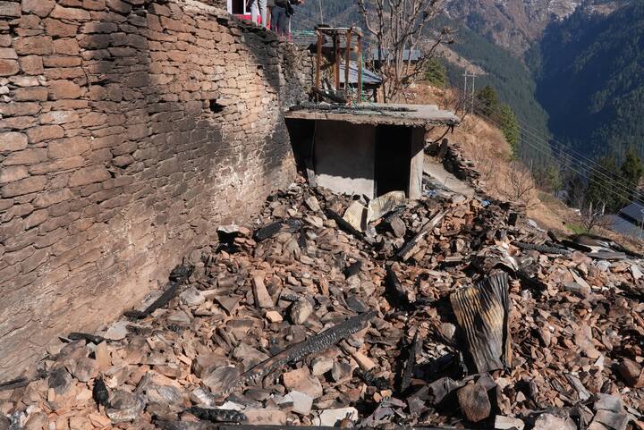 इसके अलावा मुख्यमंत्री ने पशु शालाएं बनाने के लिए 50 हजार रुपये देने की घोषणा भी की. मुख्यमंत्री सुखविंदर सिंह सुक्खू ने कहा कि अपना घर खोने से बड़ा दु:ख कोई नहीं होता है.