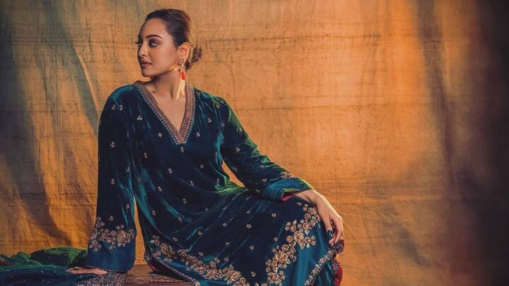 Sonakshi's dark blue velvet kurta with aari, sequins, and dabka work looks royal. It was paired with an organza dupatta that has aari work and tiny sequin embroideries. The look was completed with gold-toned adornments, perfect for the occasion. (Image Source: Instagram/ aslisona)
