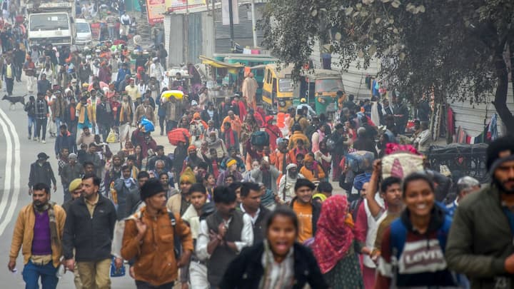 ডুবকি দিয়ে পুণ্য অর্জনের আশায় কত মানুষের কত পথ পাড়ি দিয়ে দূরদূরান্ত থেকে ছুটে আসা। যা মনে করিয়ে দেয় কালজয়ী বাংলা সাহিত্য 'অমৃতকুম্ভের সন্ধানে'র শেষে সাহিত্যিক সমরেশ বসুর লেখা সেই আত্মসমীক্ষাকে।