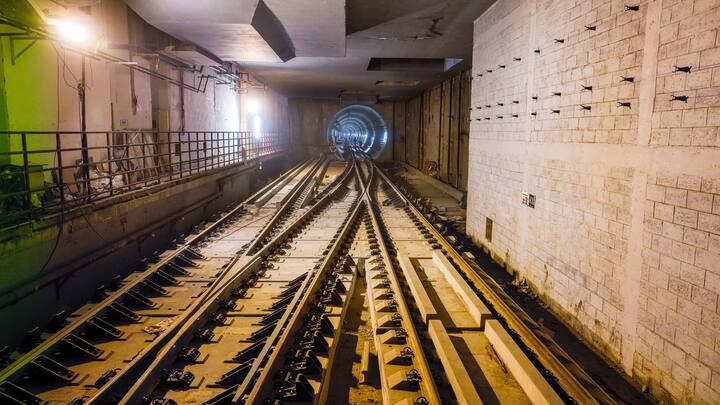 भारत में पहली बार सेमी-हाई स्पीड नमो भारत ट्रेनों के इंफ्रास्ट्रक्चर पर ही, मेरठ में स्थानीय मेट्रो का परिचालन किया जाएगा. मेरठ मेट्रो कॉरिडोर की कुल लंबाई 23 किलोमीटर है, जिसमें 18 किमी एलिवेटेड और 5 किमी हिस्सा अंडरग्राउंड है.