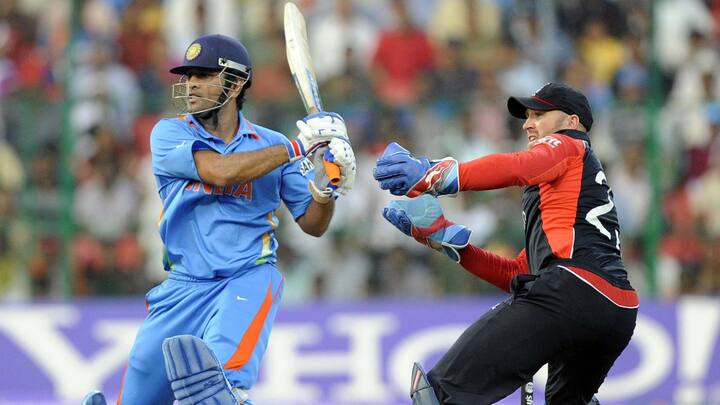 কী এমন করেছিলেন ধোনি? জীবনের শেষ টেস্ট ম্যাচে খেলতে নামা সৌরভের হাতে কিছুক্ষণের জন্য তুলে দিয়েছিলেন নেতৃত্বের দায়িত্ব। যে মুহূর্ত সৌরভকেও হয়তো আবেগপ্রবণ করে তুলেছিল।