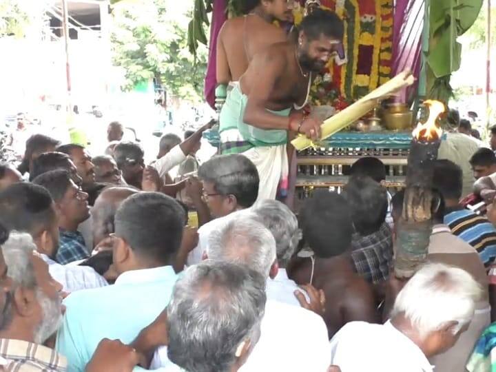 Karur Pasupathiswarar temple Arudra Darishanam tnn கரூர் பசுபதீஸ்வரர் கோயிலில் ஆருத்ரா தரிசனத்தை தொடர்ந்து மட்டையடி திருவிழா