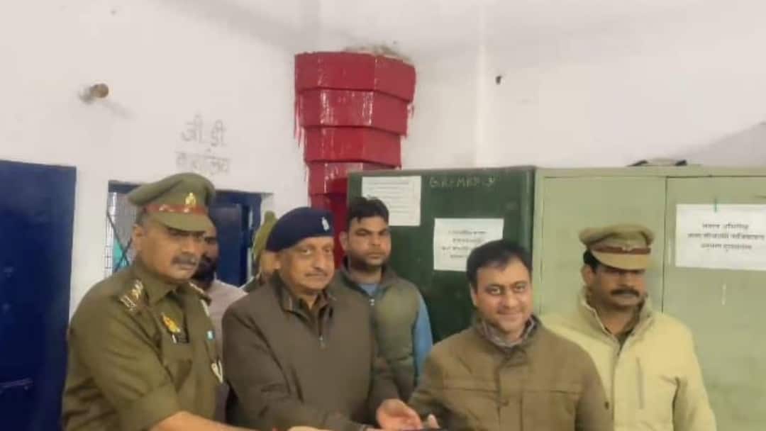 गाजियाबाद: GRP ने यात्रियों को लौटाए चोरी हुए 144 फोन, मालिकों के चेहरे आई मुस्कान Ghaziabad GRP Recovered Lost And Theft Mobiles phone and Returned Owner ann गाजियाबाद: GRP ने यात्रियों को लौटाए चोरी हुए 144 फोन, मालिकों के चेहरे आई मुस्कान