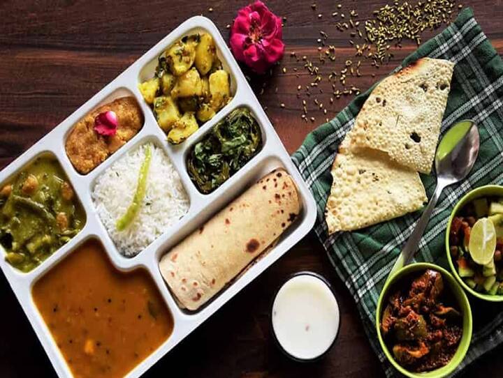 આ ઉપરાંત, તમે ભારતીય રેલ્વેના સબડિવિઝન IRCTC દ્વારા અધિકૃત અન્ય કેટરિંગ કંપનીઓની વેબસાઇટ અથવા વોટ્સએપ નંબર પર મેસેજ અથવા કોલ દ્વારા ટ્રેનમાં જ ફૂડ ઓર્ડર કરી શકો છો.