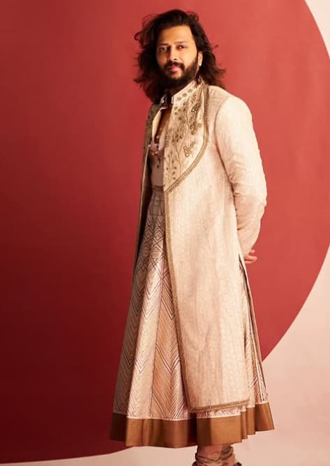 रितेश ने उन्हें बताया कि उन्होंने उन्हें गिफ्ट भेजा है. इस पर शाहरुख ने मजेदार रिएक्शन देते हुए कहा था,“मैं आपको एक बात बताना चाहता हूं. मैं तुमसे शादी करने के लिए तैयार हूं.” ये सुनकर 'काकुडा' अभिनेता भी हैरान रह गए थे.