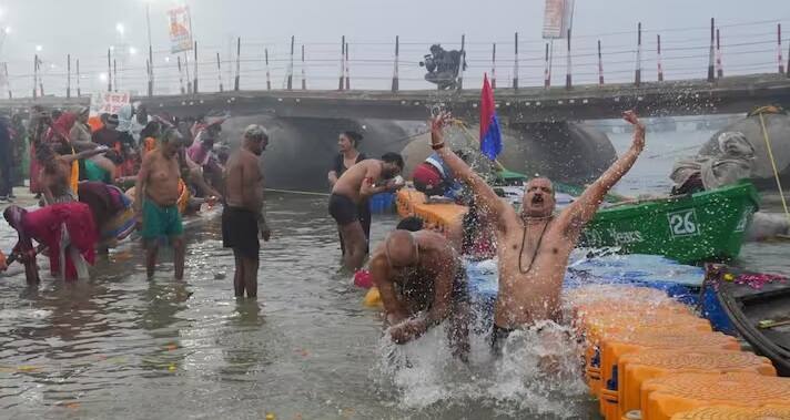 સંગમ ઘાટ પર ભારત અને વિદેશથી આવેલા ભક્તોની લાંબી કતાર જોવા મળી હતી. દક્ષિણ કોરિયાની યુટ્યુબર ટીમે પોતાના કેમેરા વડે મહાકુંભના વિવિધ ફોટા કેદ કર્યા હતા, જ્યારે જાપાનના પ્રવાસીઓ મહાકુંભમાં ભારે ભીડ જોઈને સ્થાનિક ગાઇડ્સ પાસેથી માહિતી લેતા જોવા મળ્યા હતા.