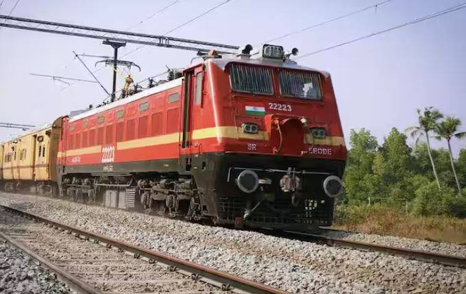 ਇਸੇ ਲਈ ਭਾਰਤ ਵਿੱਚ ਜਦੋਂ ਵੀ ਕਿਸੇ ਨੂੰ ਲੰਮੀ ਦੂਰੀ ਦੀ ਯਾਤਰਾ ਕਰਨੀ ਪੈਂਦੀ ਹੈ। ਇਸ ਲਈ ਜ਼ਿਆਦਾਤਰ ਲੋਕਾਂ ਦੀ ਪਹਿਲੀ ਪਸੰਦ ਰੇਲਗੱਡੀ ਹੁੰਦੀ ਹੈ। ਰੇਲਗੱਡੀ ਰਾਹੀਂ ਯਾਤਰਾ ਕਰਨਾ ਬਹੁਤ ਸੁਰੱਖਿਅਤ ਯਾਤਰਾ ਮੰਨਿਆ ਜਾਂਦਾ ਹੈ ਪਰ ਕਈ ਵਾਰ ਰੇਲਗੱਡੀਆਂ ਵਿੱਚ ਹਾਦਸਿਆਂ ਦੀਆਂ ਘਟਨਾਵਾਂ ਵੀ ਵੇਖੀਆਂ ਗਈਆਂ ਹਨ।