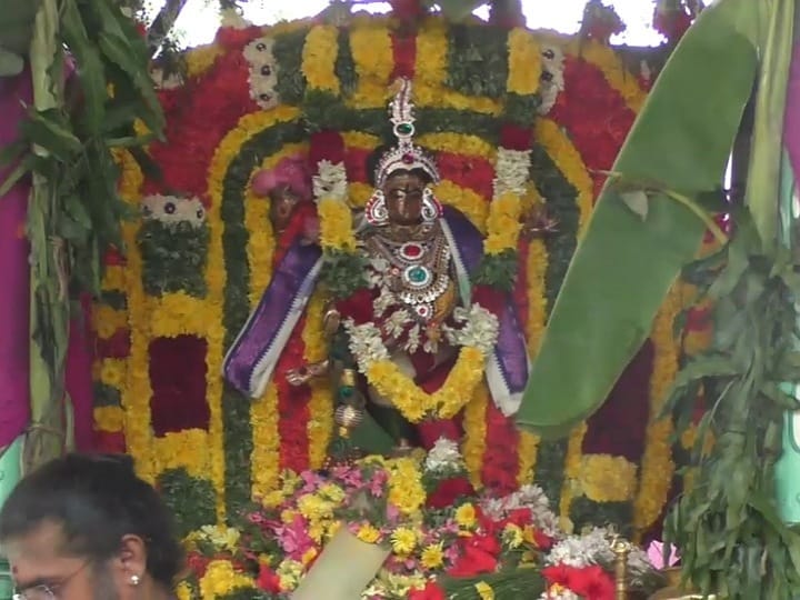 கரூர் பசுபதீஸ்வரர் கோயிலில் ஆருத்ரா தரிசனத்தை தொடர்ந்து மட்டையடி திருவிழா