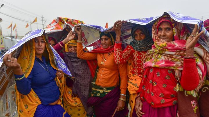 শুধুমাত্র স্নানকে ঘিরে কোটি কোটি মানুষের এই আবেগ এক আশ্চর্য বিস্ময়। পশ্চিমবঙ্গ থেকে প্রয়াগে মহাকুম্ভে আসা পর্যটক বলেন, আগেই চলে আসেছি। আজ একবার ডুবকি দেব। কালও করব। সুযোগ পেলে শাহি স্নানে আবার ডুবকি দেব।