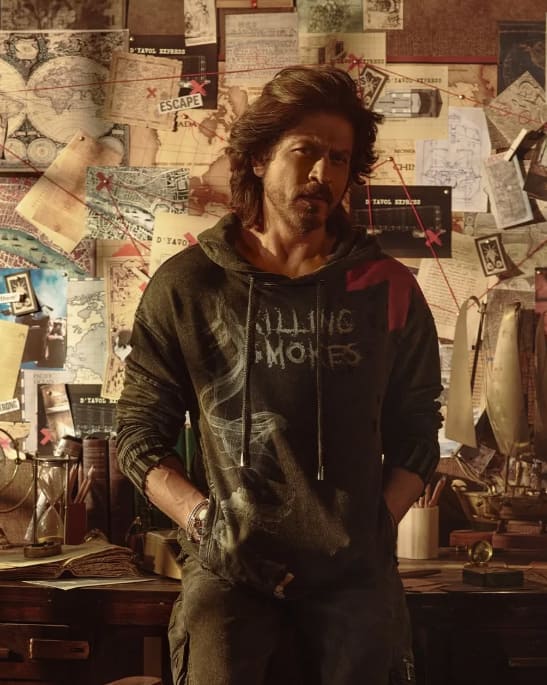 बता दें कि शाहरुख खान बॉलीवुड के उन स्टार्स में से एक हैं जो लेटेस्ट टेक्नोलॉजी को काफी पसंद करते हैं. वहीं रितेश देशमुख द्वारा गिफ्ट किए गए आईफोन को पाकर एक्टर काफी खुश और एक्साइटेड हो गए थे.