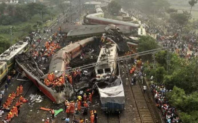 ਜਿਸ ਵਿੱਚ ਕਈ ਲੋਕਾਂ ਦੀ ਜਾਨ ਚਲੀ ਗਈ ਹੈ। ਜੇ ਕੋਈ ਰੇਲ ਹਾਦਸਾ ਹੁੰਦਾ ਹੈ, ਤਾਂ ਕੋਈ ਮਰ ਜਾਂਦਾ ਹੈ। ਇਸ ਲਈ ਭਾਰਤੀ ਰੇਲਵੇ ਵੱਲੋਂ ਮੁਆਵਜ਼ਾ ਦਿੱਤਾ ਜਾਂਦਾ ਹੈ ਪਰ ਜੇਕਰ ਕੋਈ ਰੇਲਗੱਡੀ ਵਿੱਚ ਕੁਦਰਤੀ ਮੌਤ ਮਰ ਜਾਂਦਾ ਹੈ। ਤਾਂ ਕੀ ਰੇਲਵੇ ਤੋਂ ਮੁਆਵਜ਼ਾ ਮਿਲਦਾ ਹੈ? ਆਓ ਤੁਹਾਨੂੰ ਦੱਸਦੇ ਹਾਂ। ਇਸ ਸੰਬੰਧੀ ਭਾਰਤੀ ਰੇਲਵੇ ਦੇ ਕੀ ਨਿਯਮ ਹਨ?