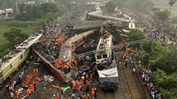 जिनमें कई लोगों ने अपनी जान भी गंवाई है. ट्रेन में हादसा होने पर किसी की मौत होती है. तो भारतीय रेलवे की ओर से मुआवजा दिया जाता है. लेकिन अगर ट्रेन में किसी की नेचुरल मौत होती है. तो क्या तब भी रेलवे की ओर से मुआवजा मिलता है. चलिए आपको बताते हैं. इसे लेकर क्या हैं भारतीय रेलवे के नियम.