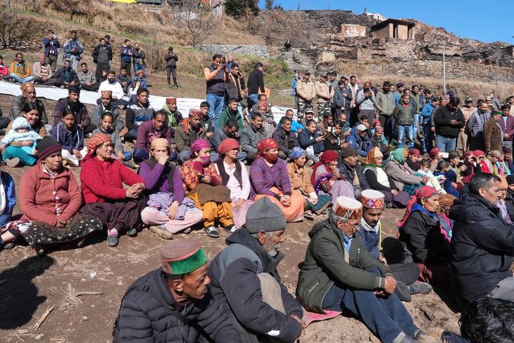 मुख्यमंत्री ने बंजार में अग्निशमन केंद्र खोलने की घोषणा भी की. उन्होंने कम वोल्टेज की समस्या के समाधान के लिए सोलर पावर प्रोजेक्ट लगाने की संभावनाओं को तलाशने का आश्वासन भी दिया.