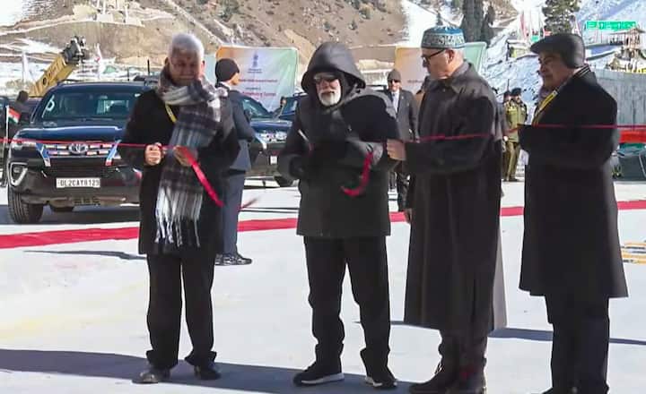 प्रधानमंत्री नरेंद्र मोदी ने सार्वजनिक रूप से सौहार्द्र का प्रदर्शन करते हुए जम्मू कश्मीर के मुख्यमंत्री उमर अब्दुल्ला के साथ गर्मजोशी से मिले.